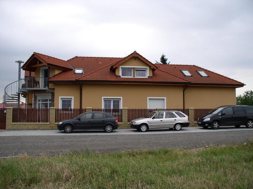 Penzion Rozkos Pruhonice Bagian luar foto